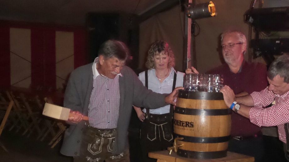 Oktoberfest 2015     Fass Anstich durch den Bürgermeister. 
