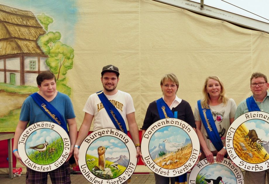 Die neuen Majestäten in Sierße 2017 v.li. Noah Kock, Simon Deutsch, Elfi Flentge, Martina Winkel, Martin Pernau, Michael Beier